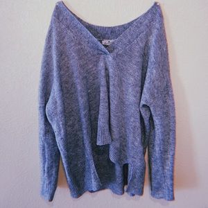 Gray wide-cut H&M sweater. 👚